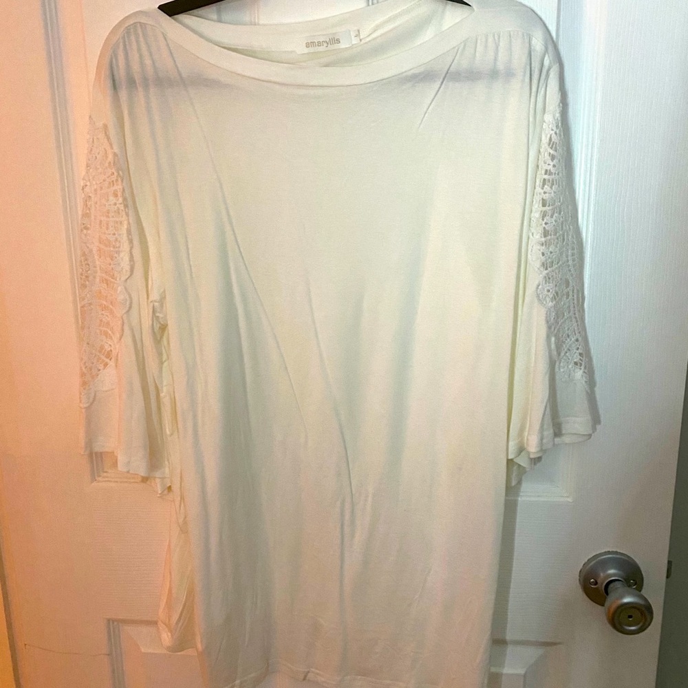 NWOT - gorgeous white top with lace sleeve detail